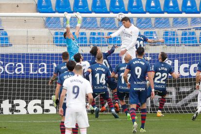 Varane supera a los defensores del Huesca en el remate que supuso el primer gol del Madrid en el Alcoraz