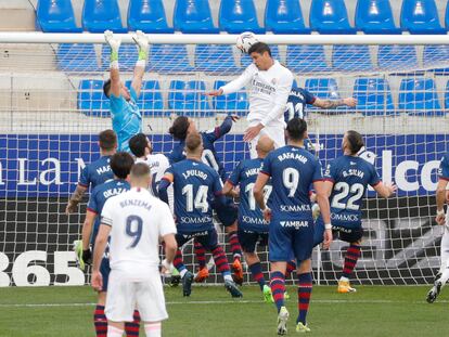 Varane supera a los defensores del Huesca en el remate que supuso el primer gol del Madrid en el Alcoraz
