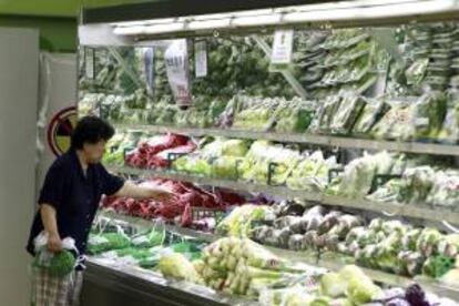 Una mujer compra en un supermercado de Seúl. EFE/Archivo