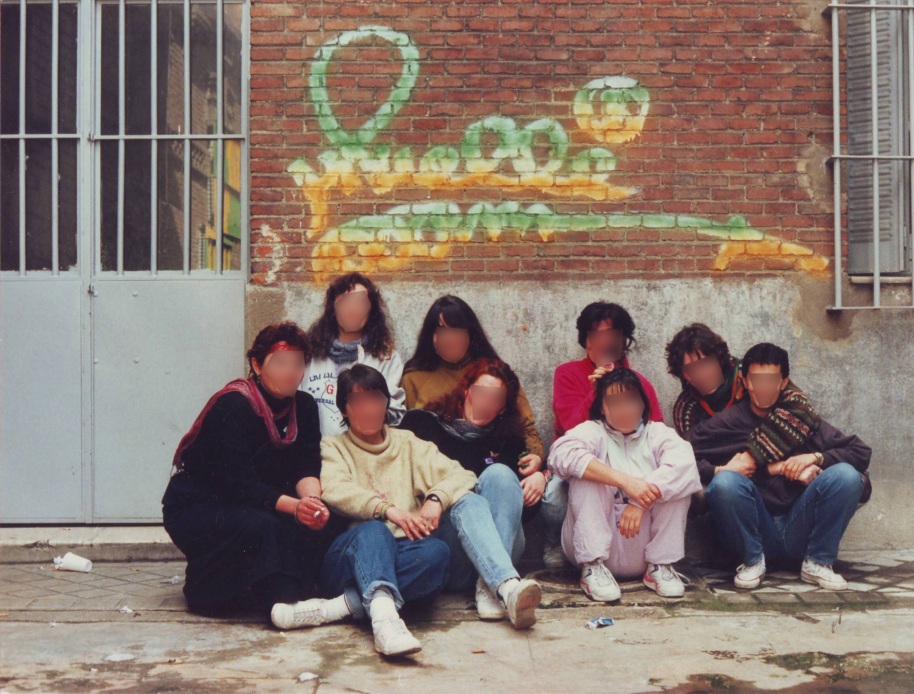 Reclusas de la prisión de Yesería, en 1991, bajo el grafiti atribuido a Muelle en una imagen facilitada por el entorno del artista.