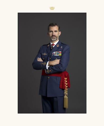 El Monarca posa con barba en estos retratos, de frente, de medio cuerpo y en posturas diferentes, pero siempre sobre un mismo fondo gris. En la imagen, es retratado con uniforme de diario para actos de especial relevancia de capitán general del Ejército del Aire.