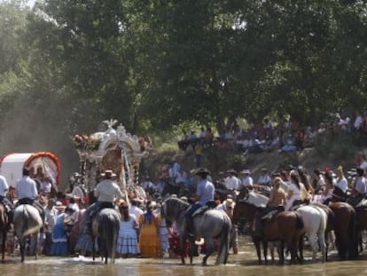 Varias hermandades atraviesan el paso del vado del Quema.