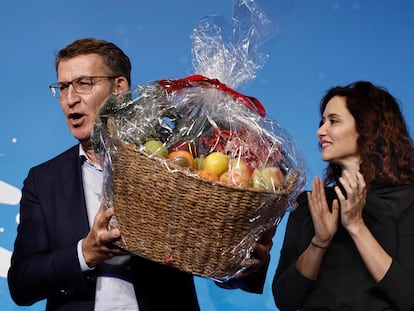 La presidenta de la Comunidad de Madrid, Isabel Díaz Ayuso (derecha) y el presidente del PP, Alberto Núñez Feijóo, durante la cena navideña del Partido Popular de Madrid.