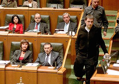 Arnaldo Otegi, portavoz de Batasuna, pasa junto al <i>lehendakari</i> en el Parlamento vasco.