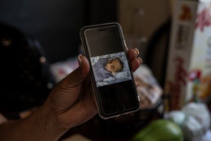 Verónica Reyes muestra en su teléfono una foto del cuerpo de Roberto Alonso, después de que fuera reconstruido por la funeraria.