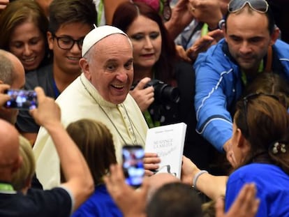 El papa Francisco durante un encuentro, el sábado, con atletas paralímpicos en el Vaticano.