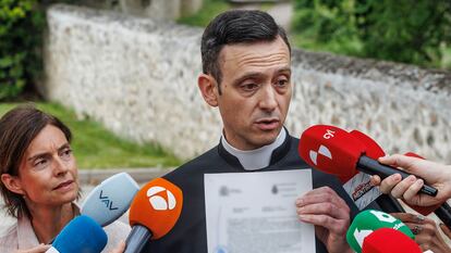 El portavoz de las clarisas de Belorado, José Ceacero, muestra este jueves la denuncia que las monjas han interpuesto contra el arzobispo de Burgos, Mario Iceta.