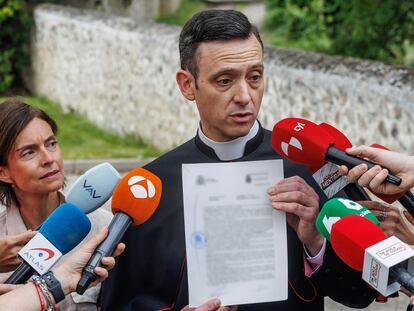 El portavoz de las clarisas de Belorado, José Ceacero, muestra este jueves la denuncia que las monjas han interpuesto contra el arzobispo de Burgos, Mario Iceta.