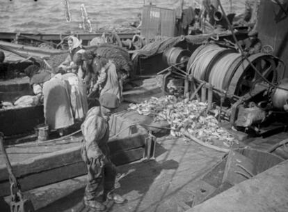 Imagen del desembarco y lavado del pescado de un barco pesquero a vapor en A Coruña el 29 de julio de 1909