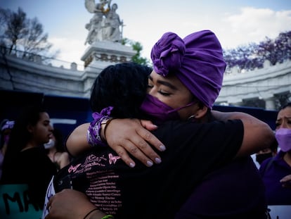 Dos mujeres se abrazan durante una manifestación en el marco del Día Internacional de la Mujer, el 8 de marzo de 2022, en Ciudad de México.