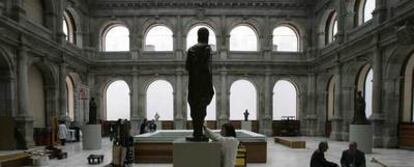 Trabajadores del Prado últiman detalles en el nuevo claustro del museo para su inauguración.