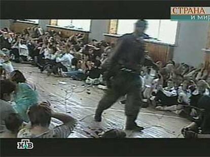 Un momento del vídeo, ofrecido por el canal NTV, en el que un terrorista prepara las cargas explosivas.