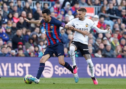 Sergio Busquets controla el balón ante Samu Castillejo.