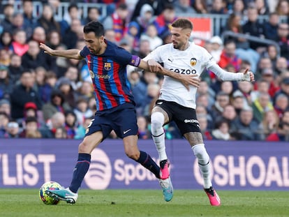 Sergio Busquets controla el balón ante Samu Castillejo.