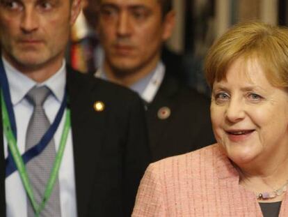 La canciller alemana Angela Merkel se retira al final del primer día de la reunión del Consejo Europeo en Bruselas, (Bélgica).