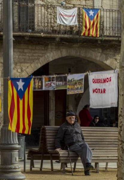 Recollida de firmes per la independència a Banyoles, al gener.