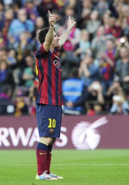 Messi festeja su récord con la afición del Camp Nou.