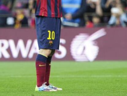 Messi festeja seu recorde com a torcida do Camp Nou.