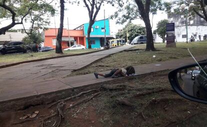 Imagen de un niño guaraní bebiendo agua del suelo.