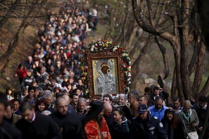 Cristianos ortodoxos llevan una imagen de la Virgen María durante una procesión cerca del monasterio de Bachkovo (Bulgaria).