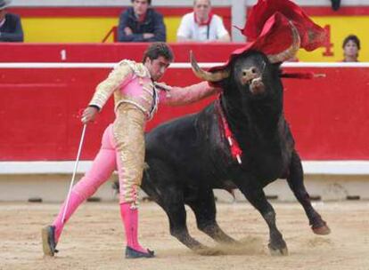 El Fandi, en su primer toro de la tarde, al que cortó una oreja.