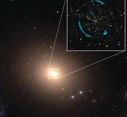 Imagen de la galaxia ESO325-G004. El recuadro muestra el anillo de Einstein que se forma en el centro y que es la imagen de la otra galaxia en segundo plano.