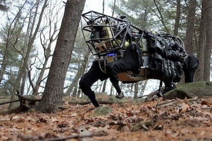 Desarrollado por Boston Dynamics y Foster-Miller, es un robot andador, cuadrúpedo y dinámicamente estable para uso militar. Se desplaza a 6,4 km/h por casi cualquier terreno y soporta una carga de 150 kg con capacidad para subir pendientes de hasta 35º de inclinación.