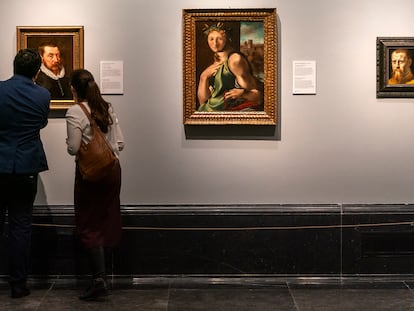 Visitantes en la exposición 'El legado de Carmen Sánchez. La última lección' en el Museo del Prado, Madrid.