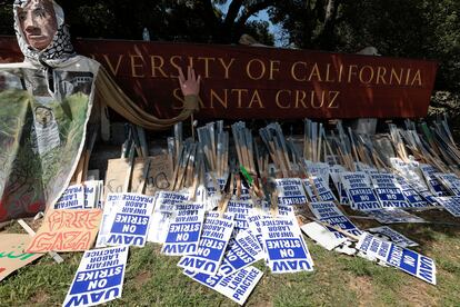 Pancartas de huelga en la entrada de la Universidad de California Santa Cruz, el pasado 20 de mayo.