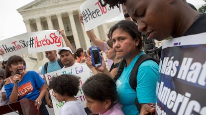 Famílias congregadas ante o Supremo em Washington.