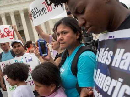 Famílias congregadas ante o Supremo em Washington.