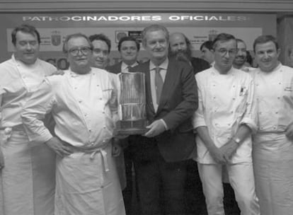 Jesús Oyarbide, en el centro y con un trofeo, rodeado de conocidos cocineros.