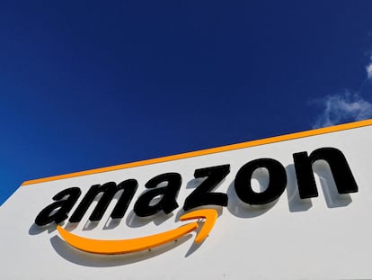 Logo de Amazon en un centro logístico de la compañía en Boves, Francia.