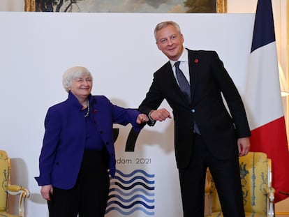 La secretaria del Tesoro de EE UU, Janet Yellen, y el ministro de Economía, Bruno La Maire, se saludan en la cumbre del G-7.