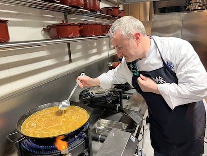 Luis Rodríguez junto a un arroz en el restaurante Mar Mía. J.C. CAPEL