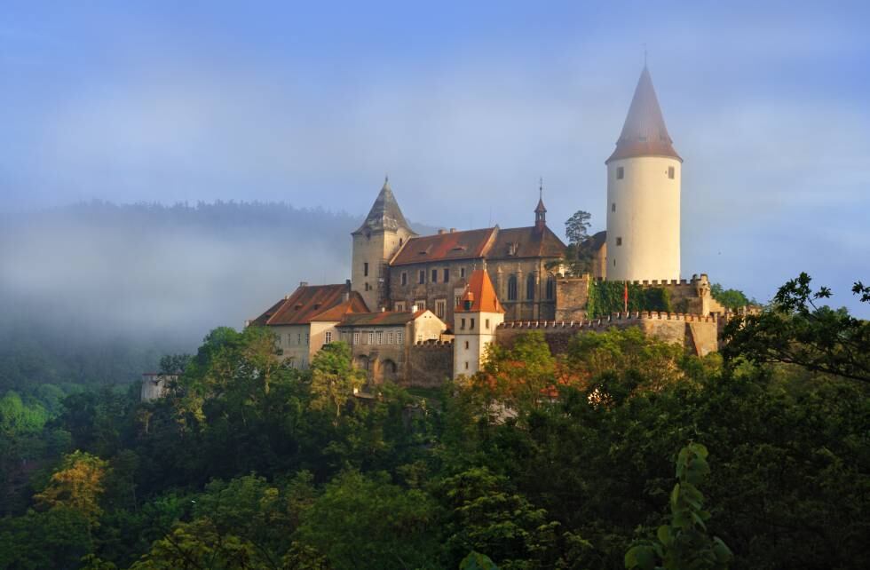 El castillo de Křivoklát emerge sobre el frondoso bosque de Křivoklátsko.