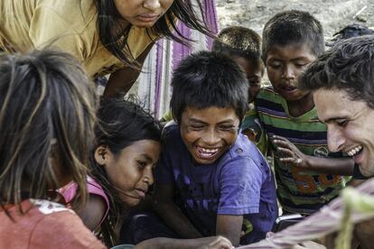 Los niños yukpa comen y juegan donde duermen, muchos no tienen ropa y algunos visten lo que algunas personas les han regalado, para bañarse usan el agua de lluvia que recolectan en cubetas ya que no cuentan con una llave de agua cercana para llenarlos.