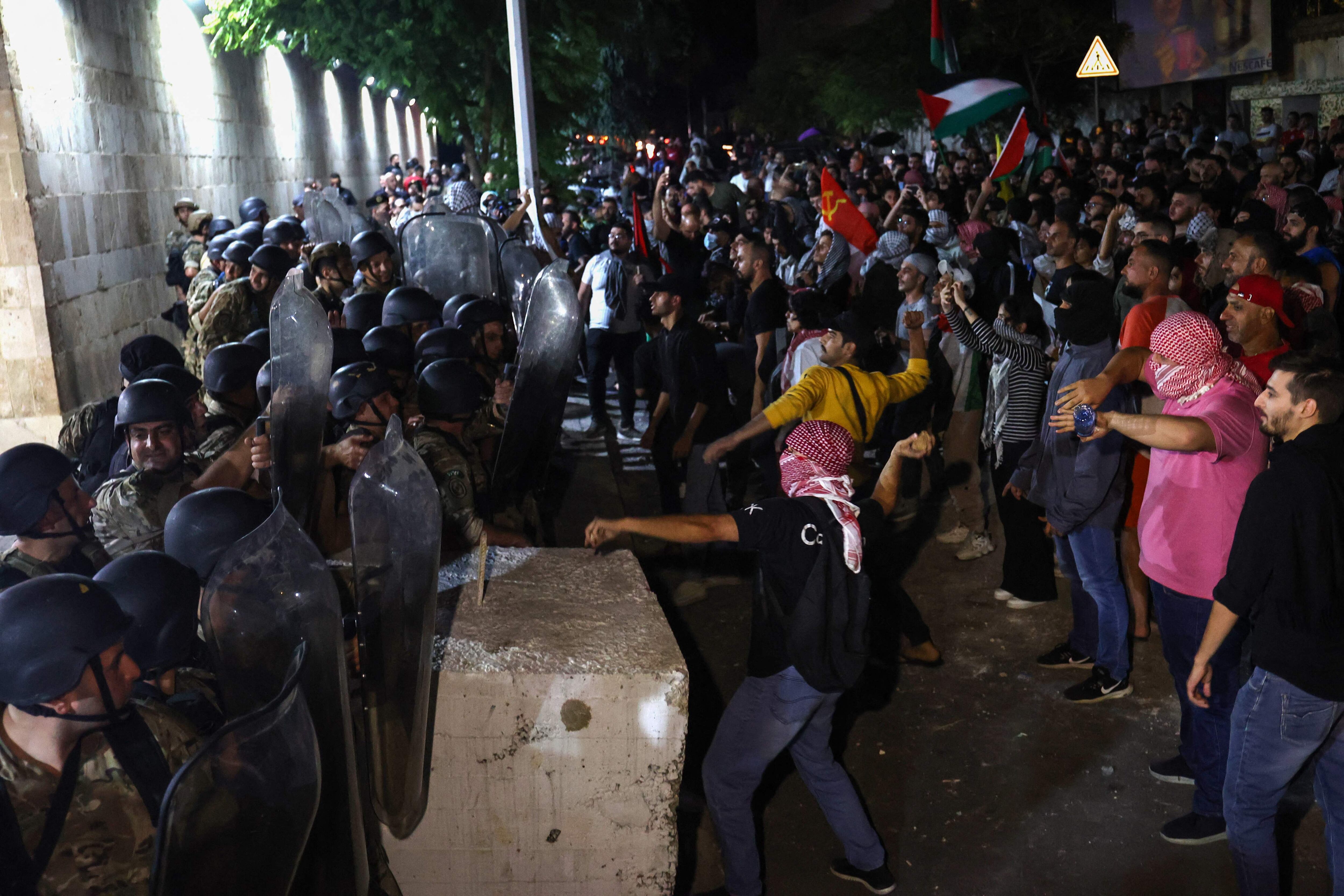 Un cordón policial y militar rodea la embajada francesa en Beirut. 