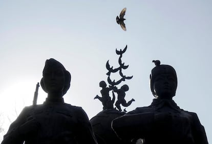 Una paloma vuela por encima de un monumento de la Segunda Guerra Mundial, en Almaty (Kazajstán).