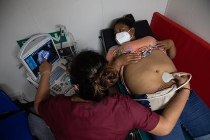 Amanda Flores, la obstetra a bordo, realiza una ecografía a una mujer embarazada. No es tan fácil conseguir controles prenatales en las comunidades amazónicas. 