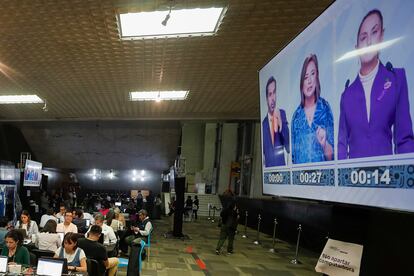 Periodistas escuchan el debate presidencial este domingo, en el Centro Cultural Universitario Tlatelolco. 
