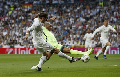 Gareth Bale marcando el primer gol para el Real Madrid.