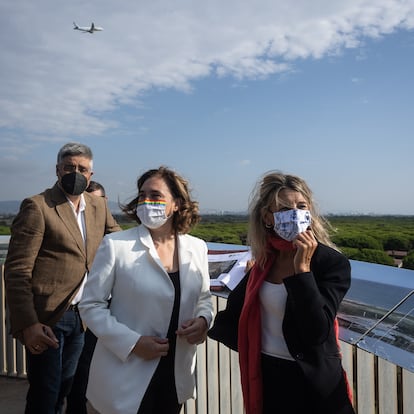 De izquierda a derecha, el director del Centre de Recerca Ecològica, Joan Pino, la alcaldesa de Barcelona, Ada Colau y la vicepresidenta segunda del Gobierno, Yolanda Díaz.