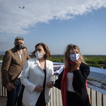 De izquierda a derecha, el director del Centre de Recerca Ecològica, Joan Pino, la alcaldesa de Barcelona, Ada Colau y la vicepresidenta segunda del Gobierno, Yolanda Díaz. 