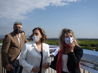 La alcaldesa de Barcelona, Ada Colau, y la ministra Yolanda Diaz durante su visita a La Ricarda.