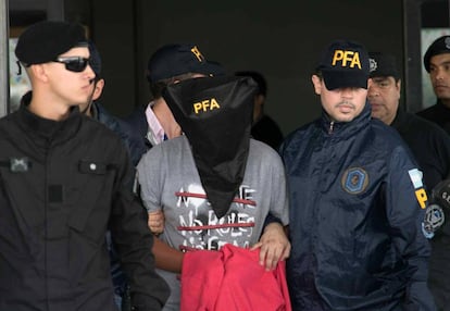 La policía detiene en el aeropuerto de Ezeiza a un adolescente de 15 años acusado de matar a otro menor en el barrio de Flores, Buenos Aires.