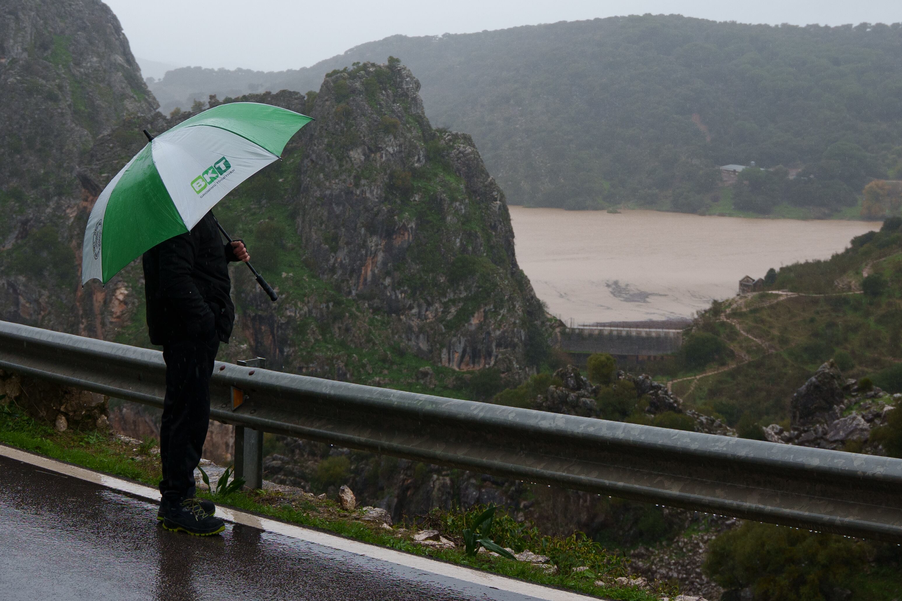Presa de Montejaque. A 7 de febrero de 2026 en Benaoján , Málaga, Andalucía (España). Las autoridades han ordenado este viernes 6 de febrero el desalojo preventivo de aproximadamente 200 personas en la zona inundable de la Estación de Benaoján (Málaga), en la Serranía de Ronda, debido al riesgo de desbordamiento de la presa de Montejaque y al aumento del caudal del río Guadiaro tras las intensas lluvias de la borrasca Leonardo.
07 FEBRERO 2026
Francisco J. Olmo / Europa Press
07/02/2026