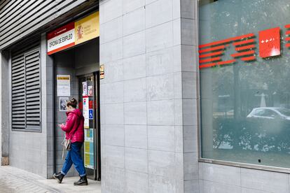 Una mujer sale de una oficina de empleo en Madrid.