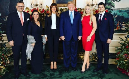 El presidente Trump y su esposa, con su hija <CW-1>Tiffany y su novio Michel Boulos junto a los padres de este.