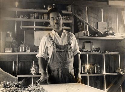 El diseñador George Nakashima en su estudio. |